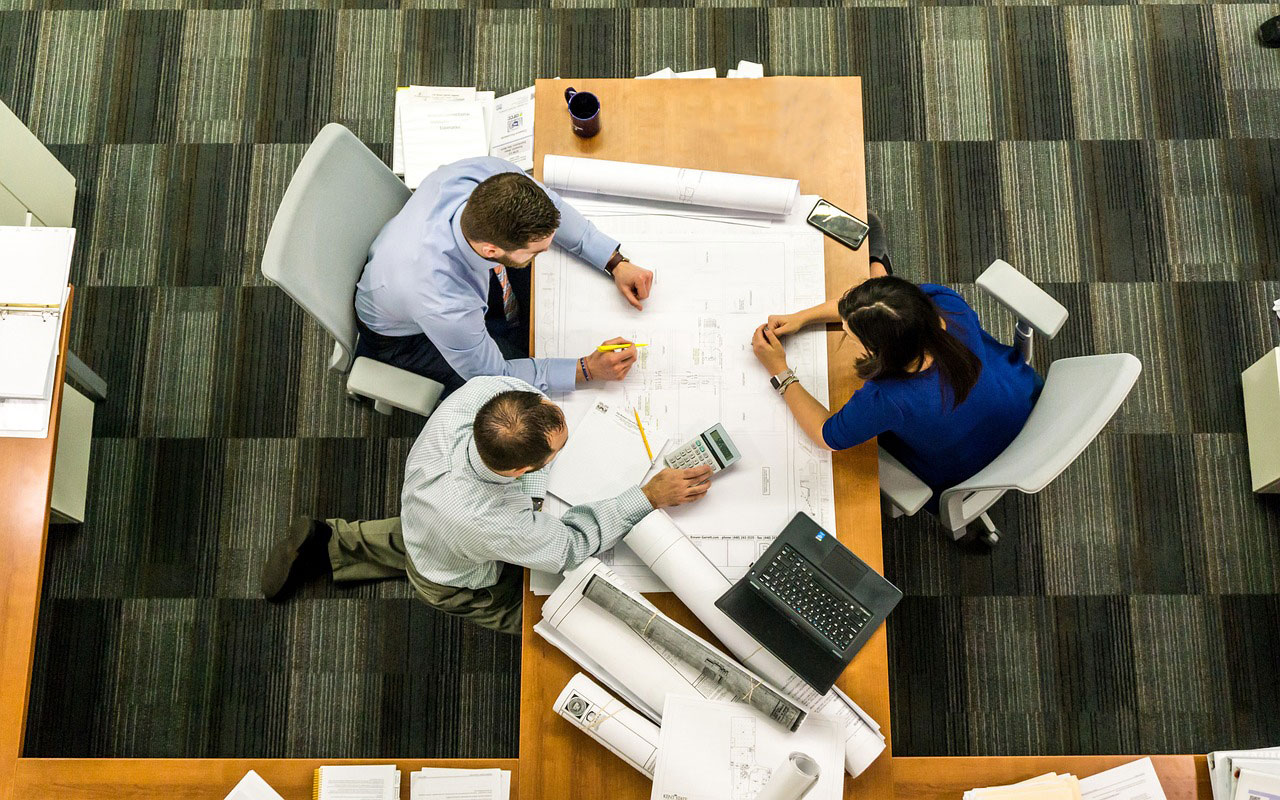 ¿Qué técnicos se encargan de cada fase de un proyecto de ventilación?